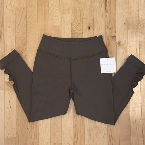 Beyond Yoga Full Circle cut out Capris - Picture 2 of 7